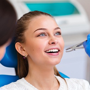 Dentist about to extract woman’s tooth